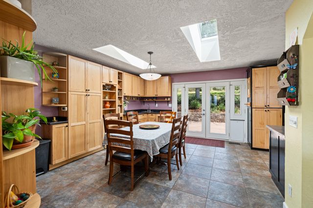 2140 N Valley View Road, Ashland, OR 97520