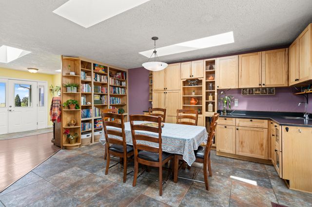 2140 N Valley View Road, Ashland, OR 97520