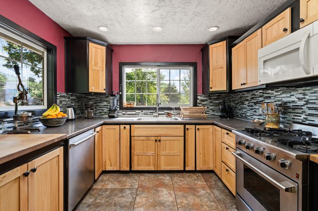 2140 N Valley View Road, Ashland, OR 97520
