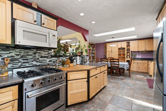 2140 N Valley View Road, Ashland, OR 97520