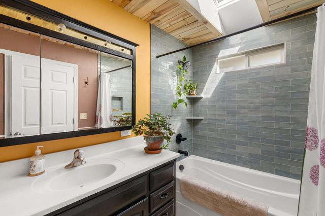 2140 N Valley View Road, Ashland, OR 97520
