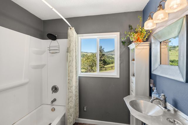 2140 N Valley View Road, Ashland, OR 97520
