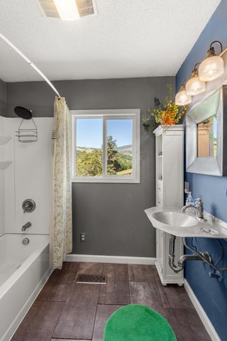 2140 N Valley View Road, Ashland, OR 97520