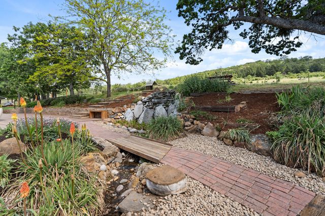 2140 N Valley View Road, Ashland, OR 97520