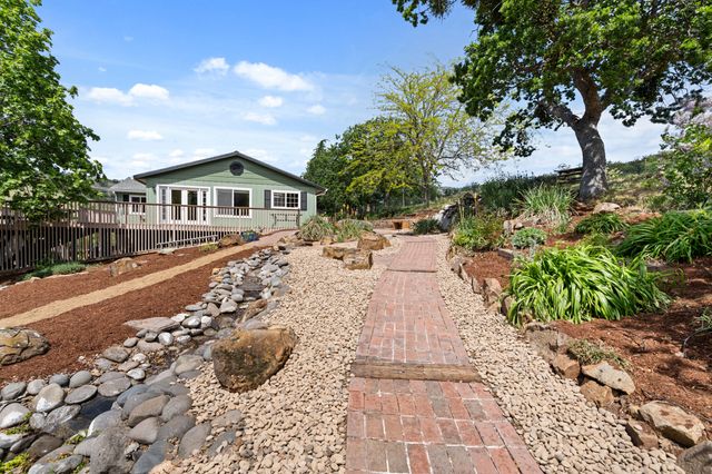 2140 N Valley View Road, Ashland, OR 97520
