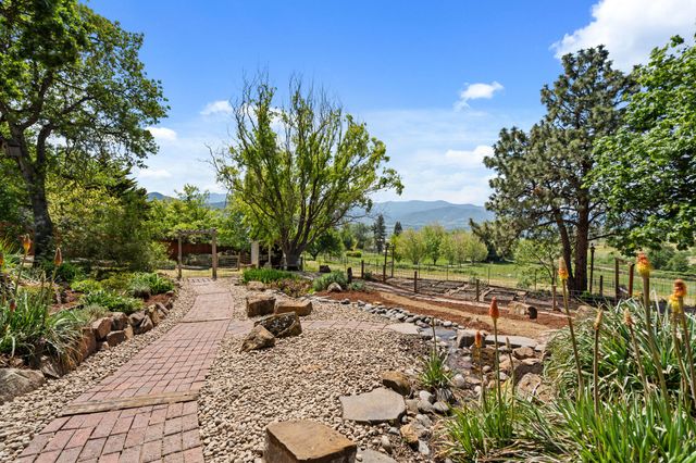 2140 N Valley View Road, Ashland, OR 97520