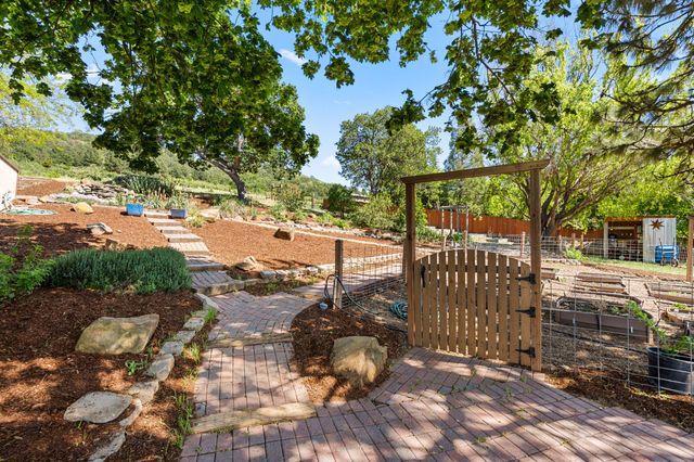 2140 N Valley View Road, Ashland, OR 97520