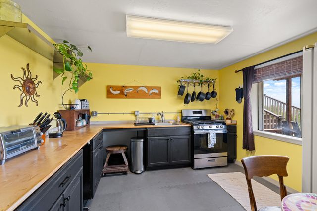 2140 N Valley View Road, Ashland, OR 97520