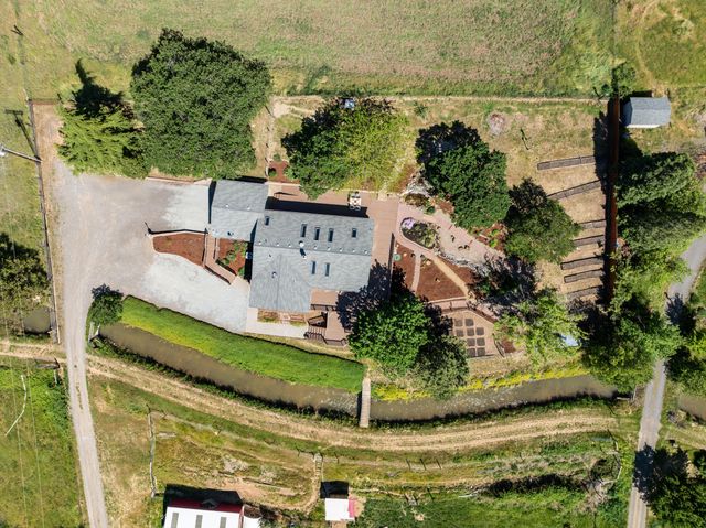 2140 N Valley View Road, Ashland, OR 97520