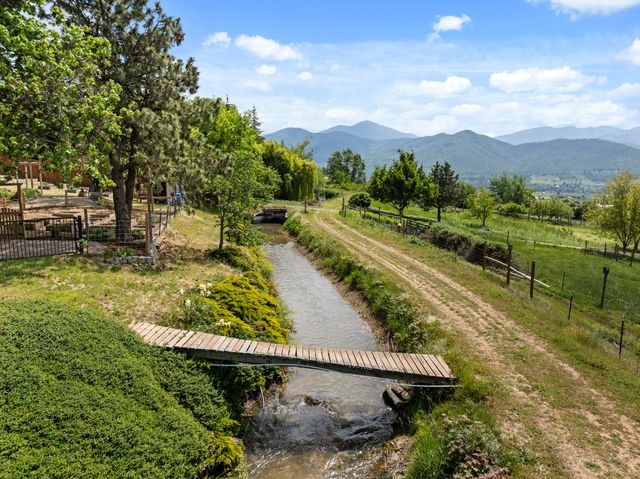 2140 N Valley View Road, Ashland, OR 97520
