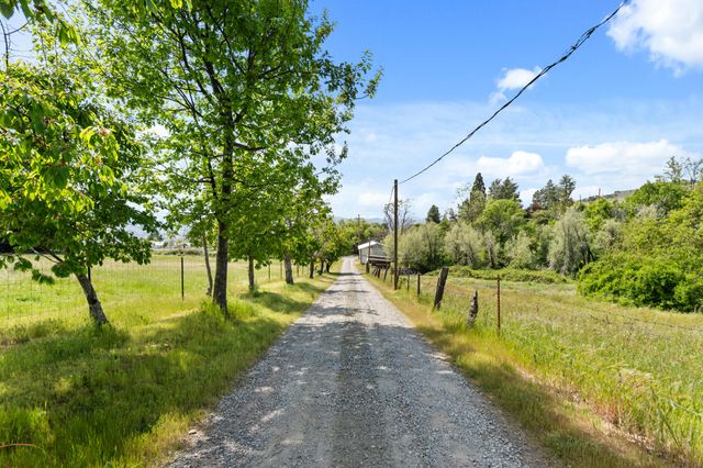 2140 N Valley View Road, Ashland, OR 97520