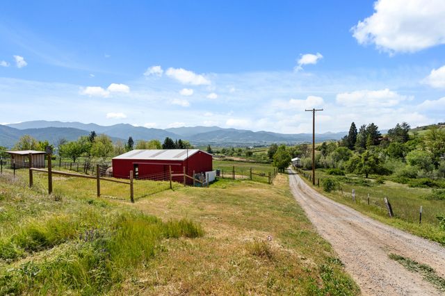 2140 N Valley View Road, Ashland, OR 97520