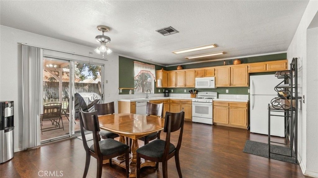 Image 11 of property listing at 37859 Tamara, Palmdale, CA 93550
