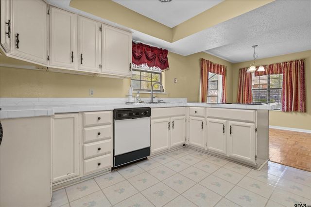 5820 Foxcroft Rd., Tyler, TX 75703