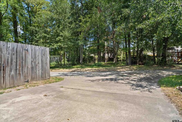 5820 Foxcroft Rd., Tyler, TX 75703
