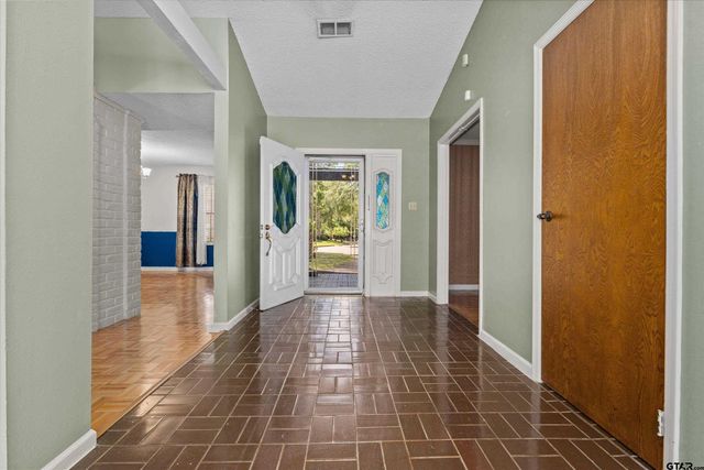 5820 Foxcroft Rd., Tyler, TX 75703