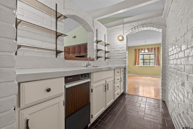 5820 Foxcroft Rd., Tyler, TX 75703