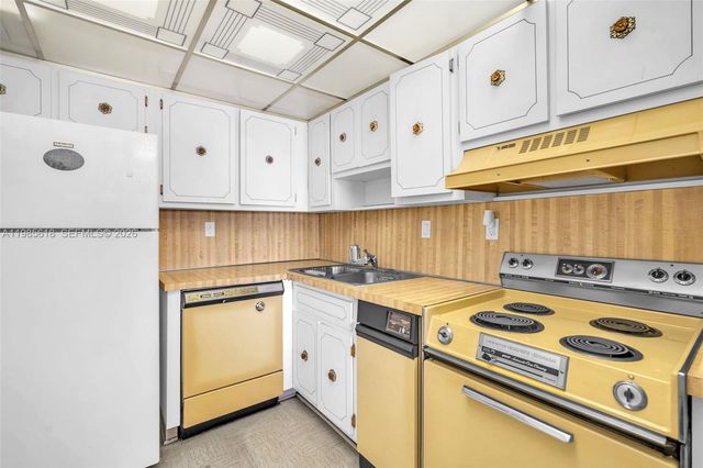 5731 NW 37th St 405, Virginia Gardens, FL 33166