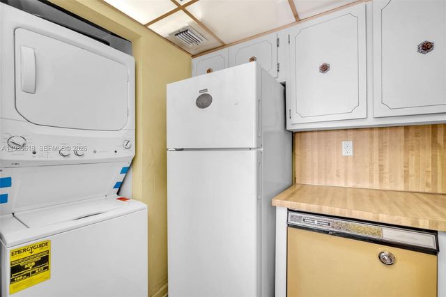 5731 NW 37th St 405, Virginia Gardens, FL 33166