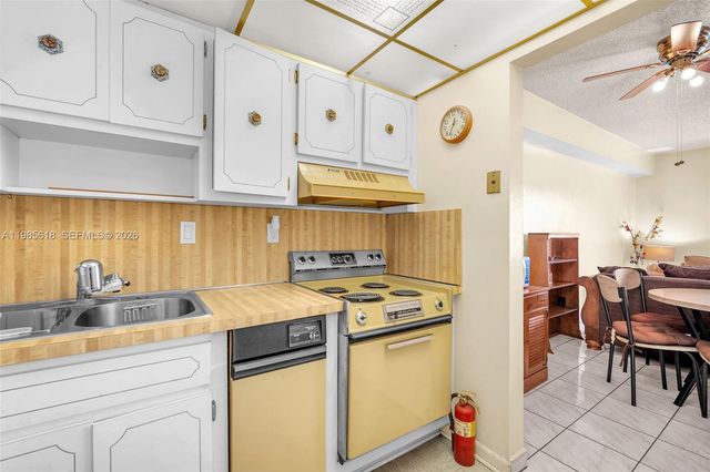 5731 NW 37th St 405, Virginia Gardens, FL 33166