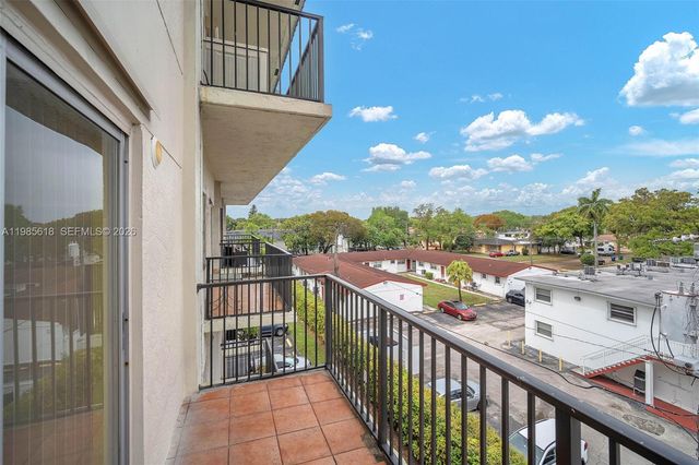 5731 NW 37th St 405, Virginia Gardens, FL 33166