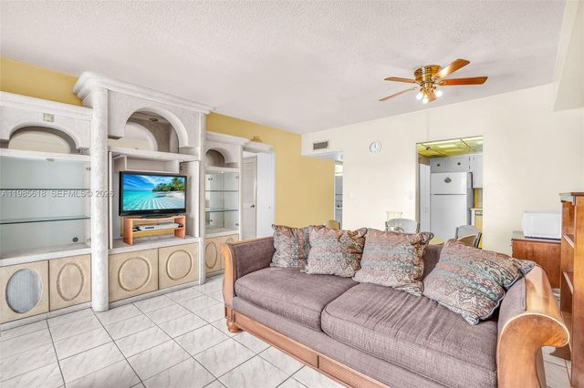 5731 NW 37th St 405, Virginia Gardens, FL 33166