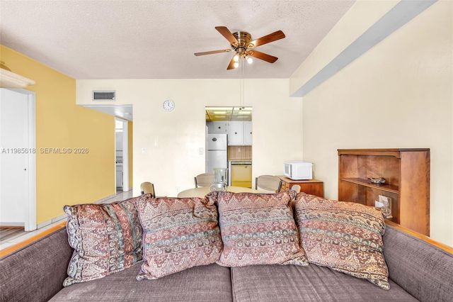 5731 NW 37th St 405, Virginia Gardens, FL 33166