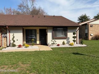 70 Overlook Way E, Manalapan, NJ 07726