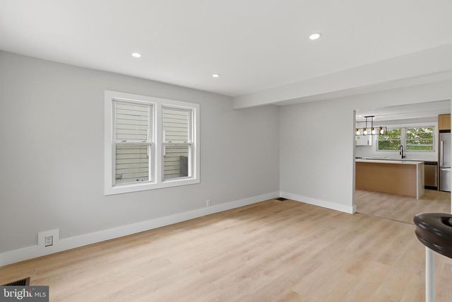 33 MORRIS AVE, Burlington, NJ 08016