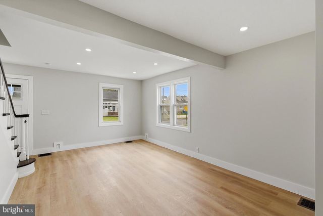 33 MORRIS AVE, Burlington, NJ 08016