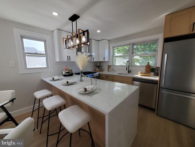 33 MORRIS AVE, Burlington, NJ 08016