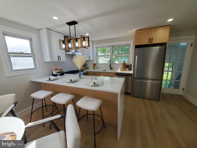 33 MORRIS AVE, Burlington, NJ 08016