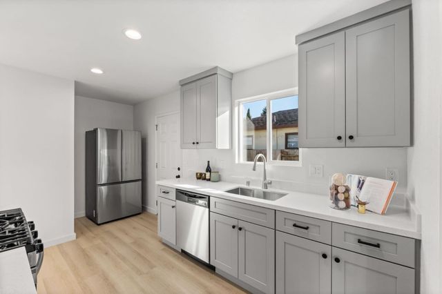 1064 15th Avenue, Redwood City, CA 94063