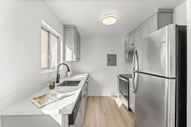 1064 15th Avenue, Redwood City, CA 94063