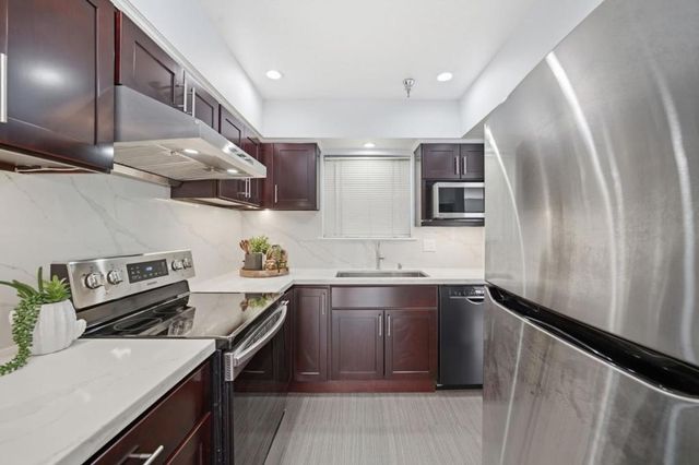 711 S Bayshore Boulevard 6, San Mateo, CA 94401