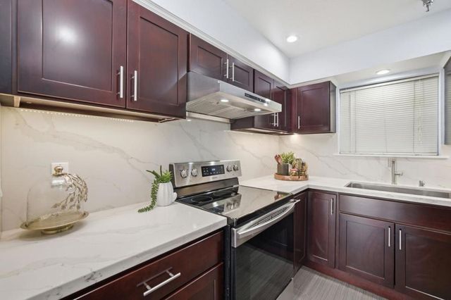 711 S Bayshore Boulevard 6, San Mateo, CA 94401