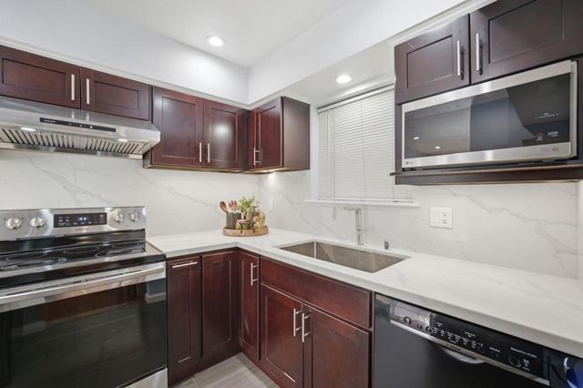 711 S Bayshore Boulevard 6, San Mateo, CA 94401