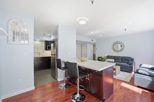 711 S Bayshore Boulevard 6, San Mateo, CA 94401