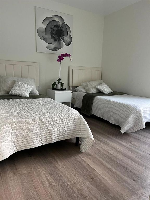 Image 4 of property listing at 16 NW 10 Avenue, Cape Coral, FL 33993