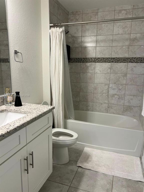 Image 7 of property listing at 16 NW 10 Avenue, Cape Coral, FL 33993