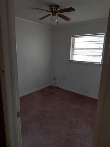 5718 NW Ash Ave, Lawton, OK 73505