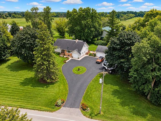 17211 Winfield ROAD, Bristol, WI 53104