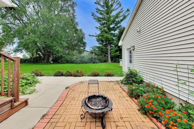 17211 Winfield ROAD, Bristol, WI 53104