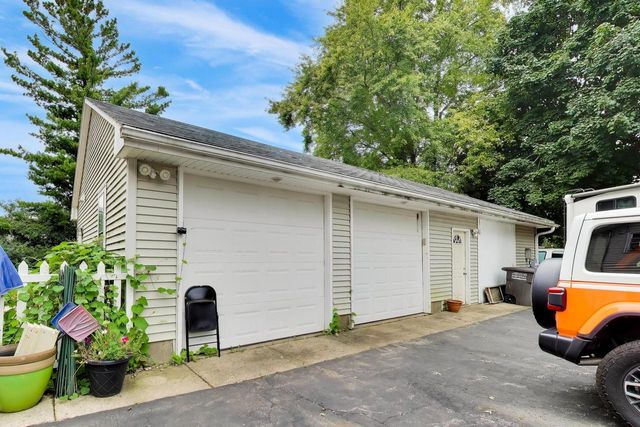 17211 Winfield ROAD, Bristol, WI 53104