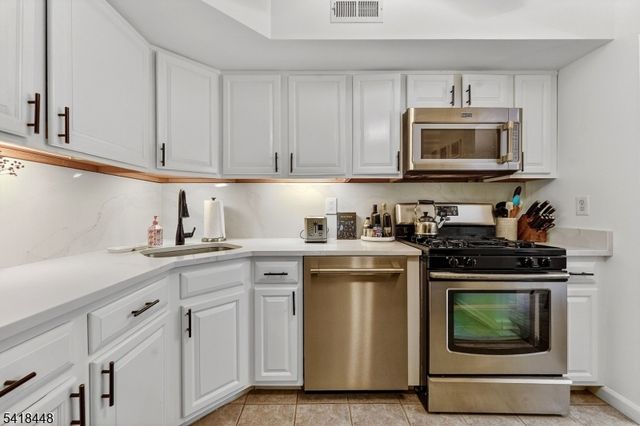 224 Cambridge Dr, Ramsey Boro, NJ 07446