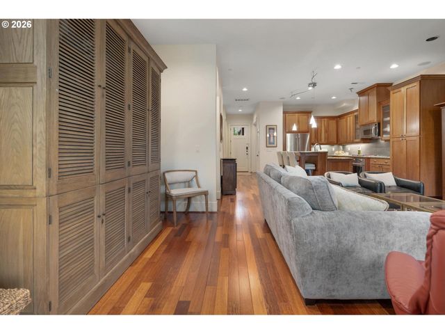 10239 Sw TAYLOR St, Portland, OR 97225