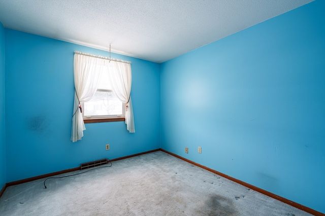 8 Apache Rd, Bellingham, MA 02019