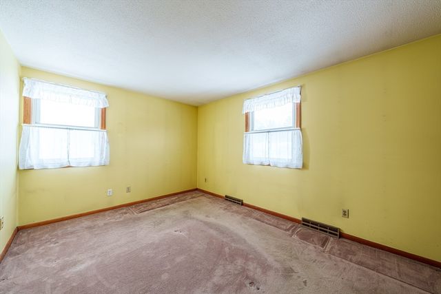 8 Apache Rd, Bellingham, MA 02019