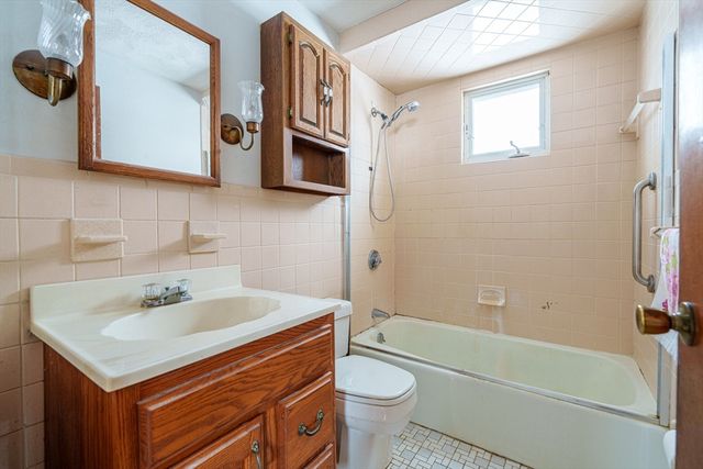 8 Apache Rd, Bellingham, MA 02019