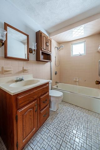 8 Apache Rd, Bellingham, MA 02019